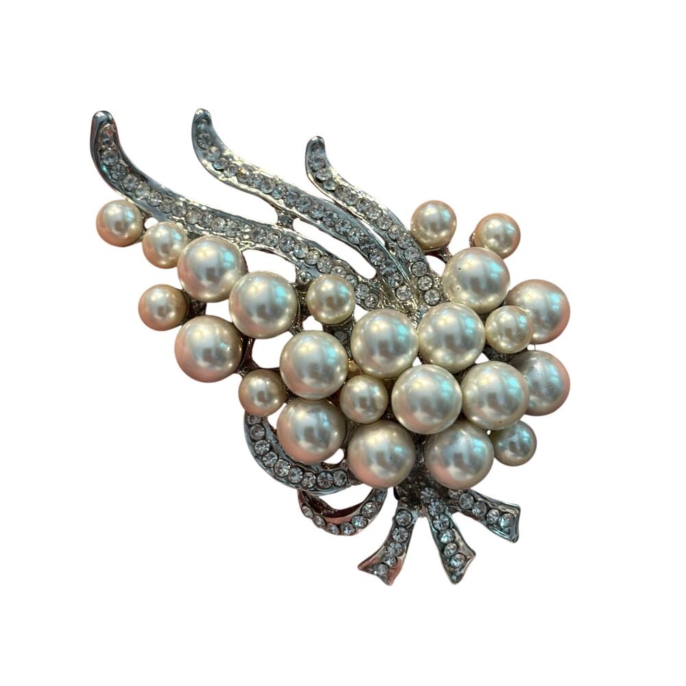 Vintage style silver brooch pin with white pearl beads & clear white rhinestones